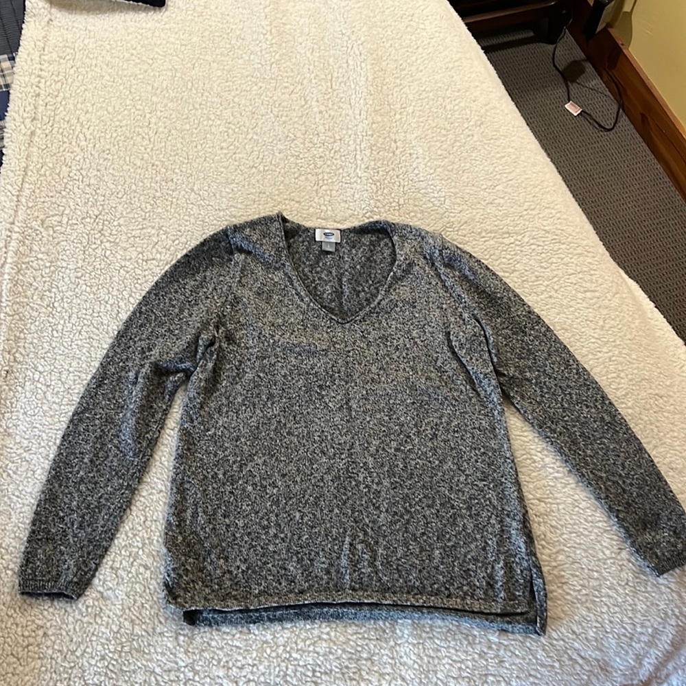 Old Navy Sweater size large. Black and white heathered look